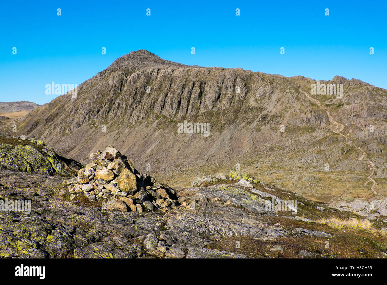 Bowfell nel distretto del lago, visto dalla cresta di collegamento a balze ondulata Foto Stock