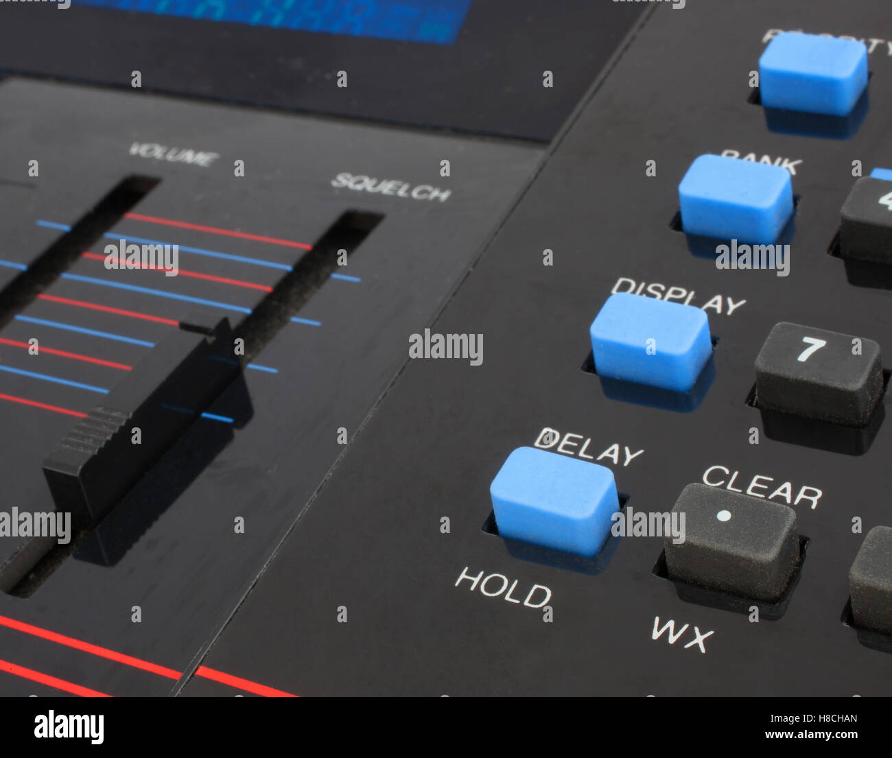 Scanninig radio che ha un pulsante per avvertire di un avviso meteorologico Foto Stock