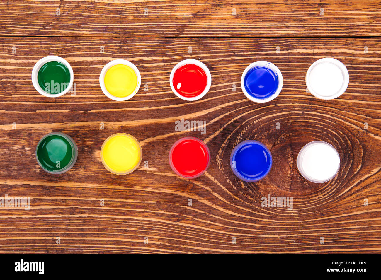Vernici acriliche in vasi, sul retro dello sfondo in legno Foto Stock
