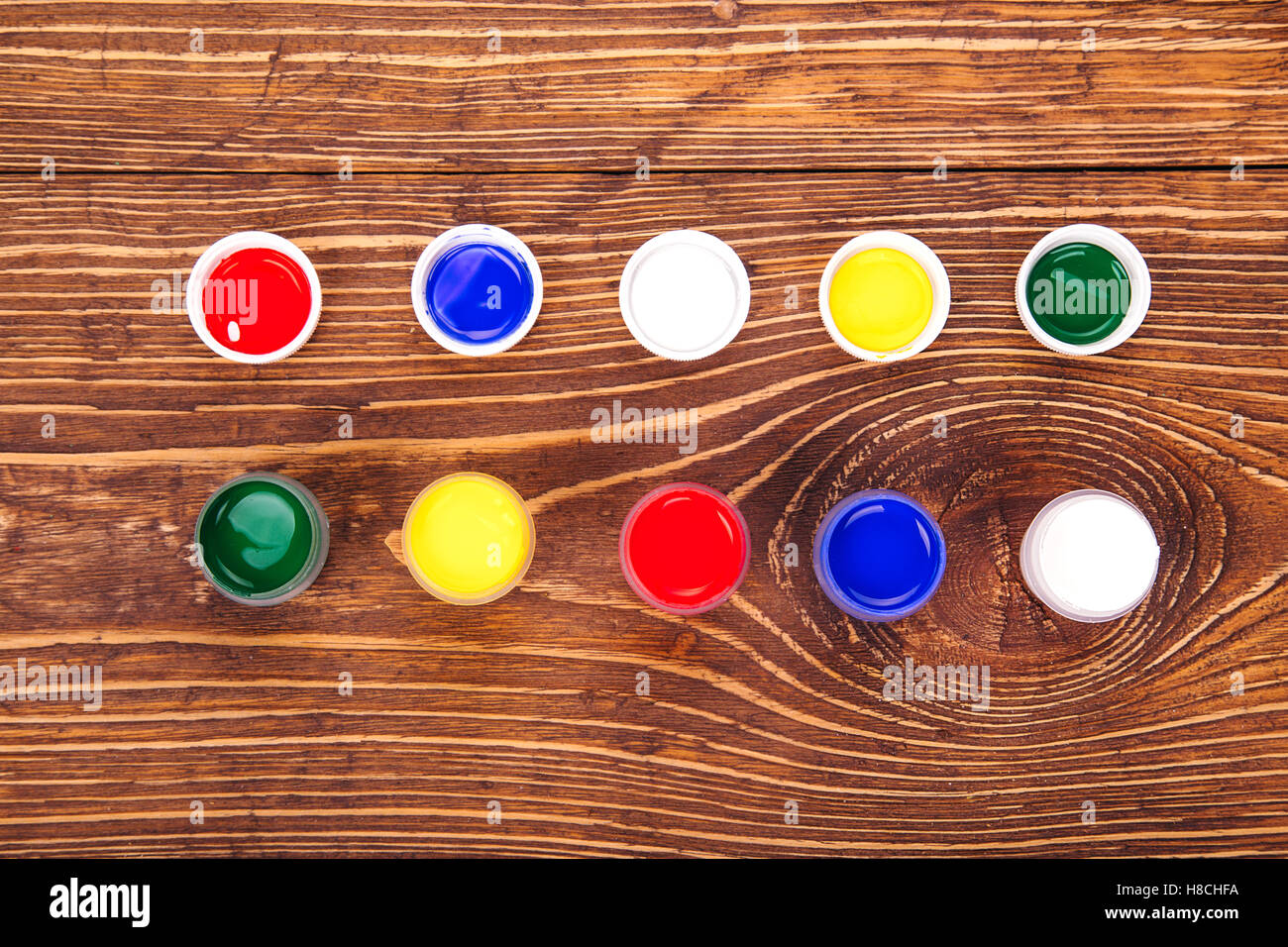 Vernici acriliche in vasi, sul retro dello sfondo in legno Foto Stock