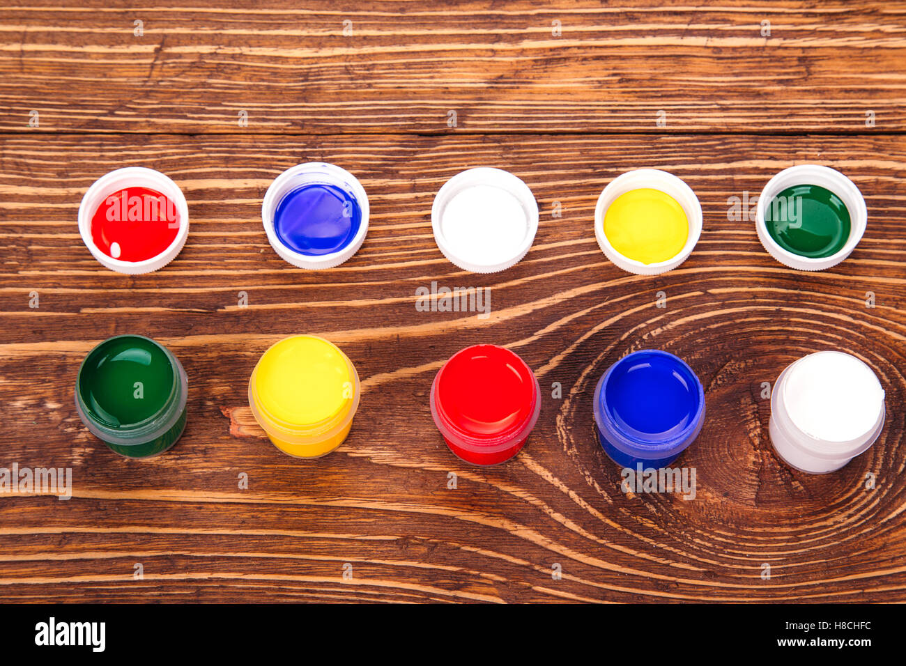 Vernici acriliche in vasi, sul retro dello sfondo in legno Foto Stock
