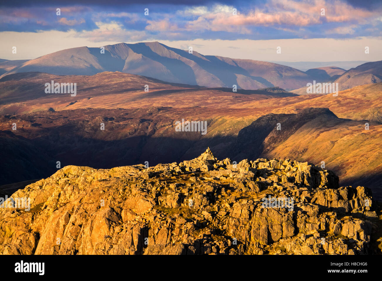 Blencathra visto da Crinkle Crags nel Parco Nazionale del Distretto dei Laghi, Cumbria, Regno Unito Foto Stock