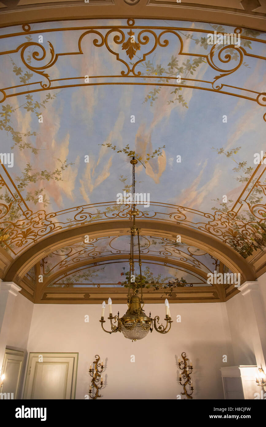 Interno di una villa toscana con trompe l'oeil soffitti dipinti e pareti in Italia Foto Stock