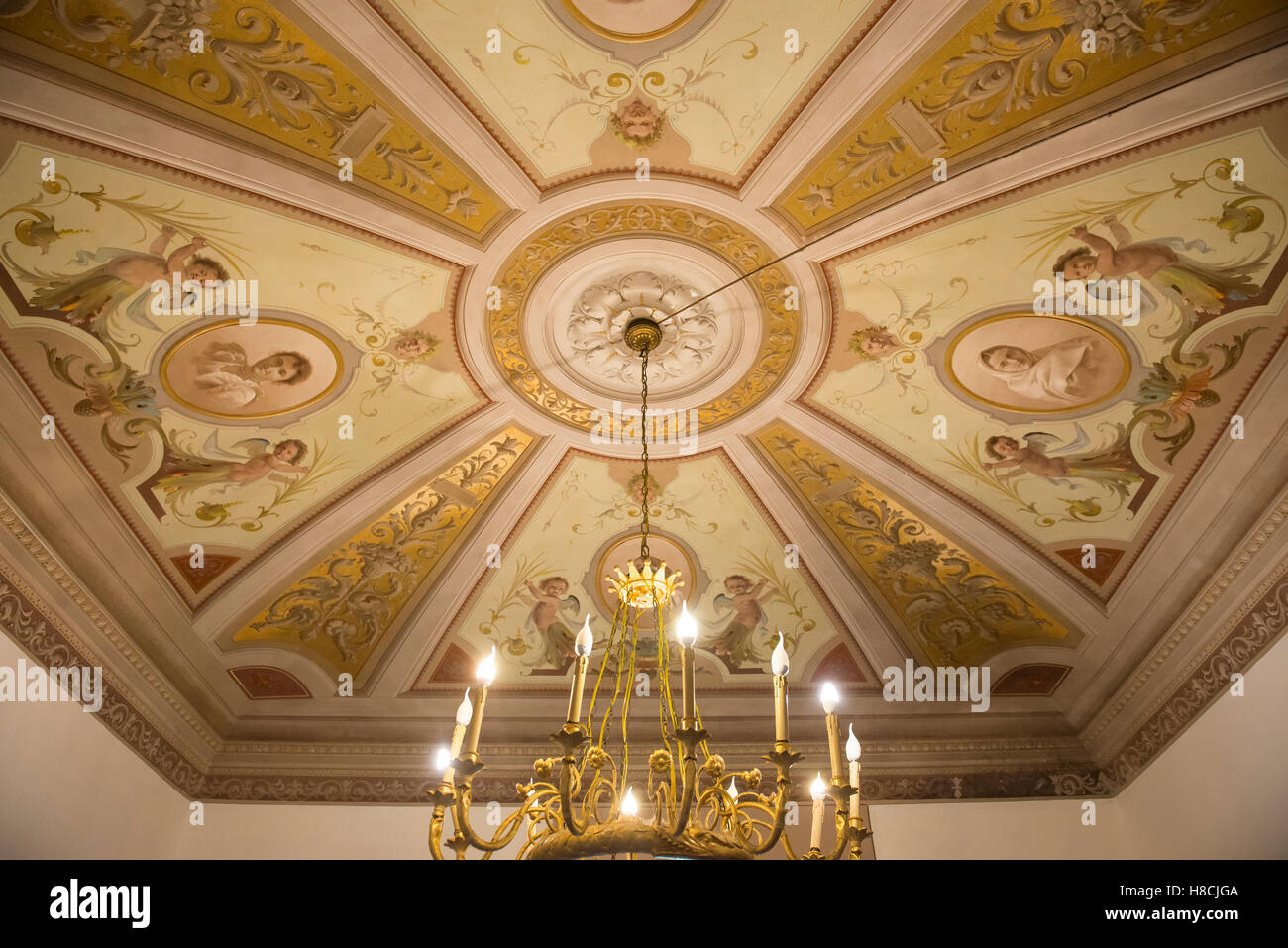 Interno di una villa toscana con trompe l'oeil soffitti dipinti e pareti in Italia Foto Stock