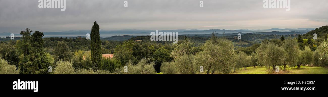 Vista panoramica sulle colline toscane e le montagne in Italia Foto Stock