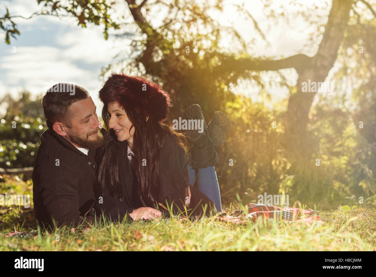 Giovani 30's giovane outdoor impostazione in autunno con le foglie in una campagna Foto Stock