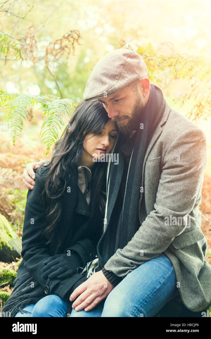 Giovani 30's giovane outdoor impostazione in autunno con le foglie in una campagna Foto Stock