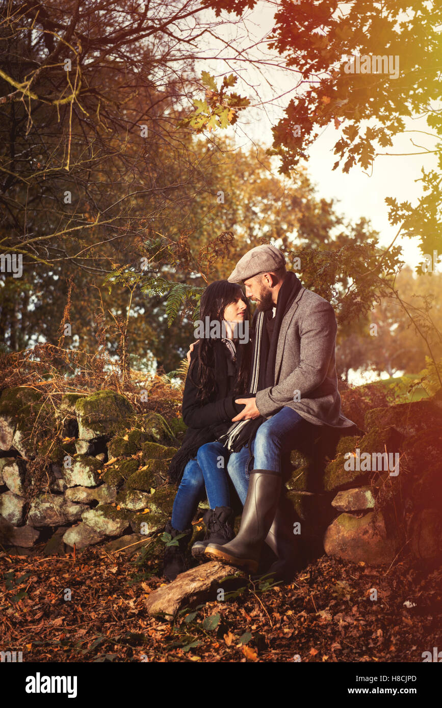 Giovani 30's giovane outdoor impostazione autunno con foglie in campagna Foto Stock