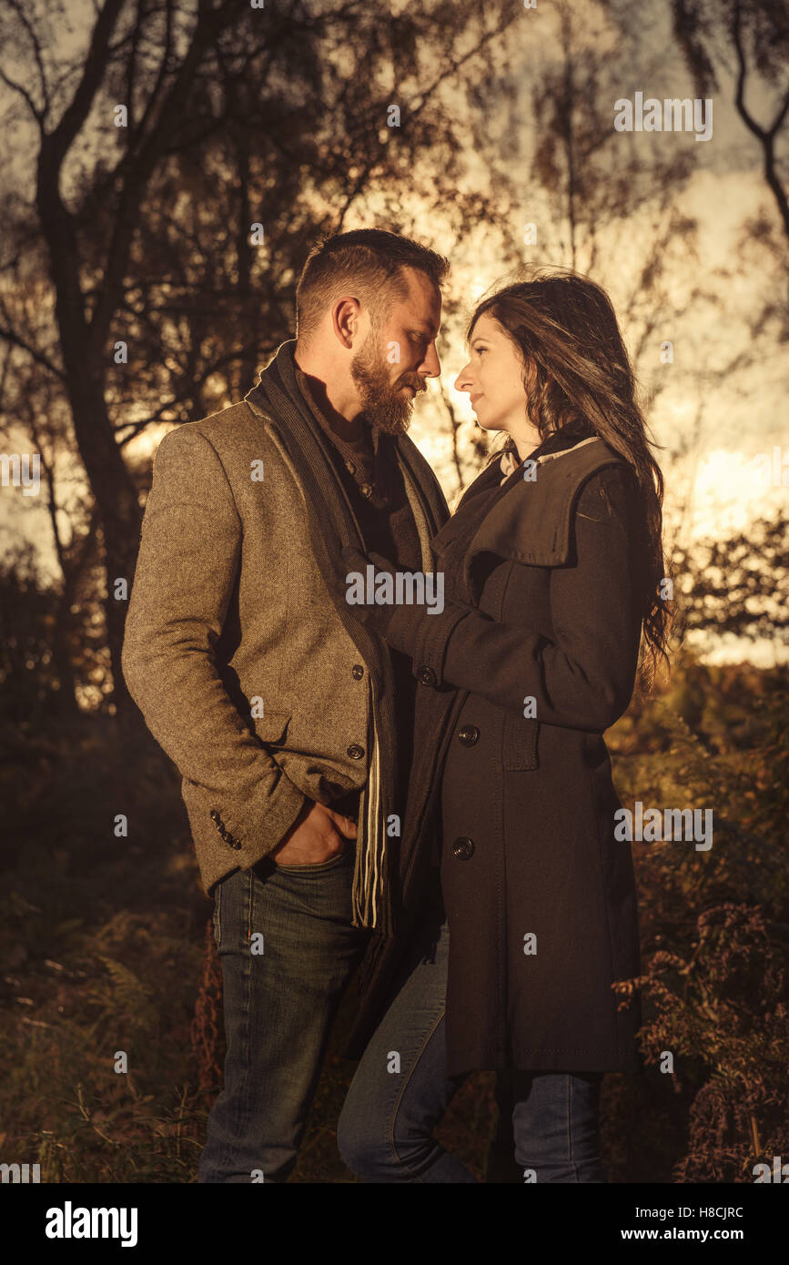 Giovani 30's giovane outdoor impostazione autunno in campagna Foto Stock