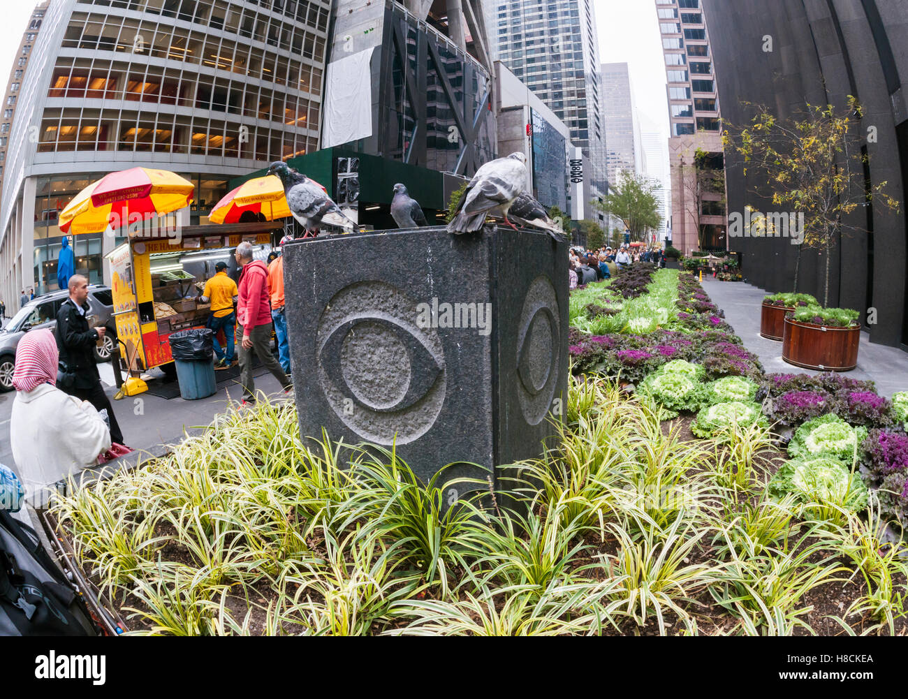 Piccioni appollaiarsi su un elemento decorativo con il logo CBS al di fuori del Black Rock, la CBS sede a New York il giovedì, 3 novembre 2016. CBS corp. È da segnalare il suo terzo trimestre utile oggi dopo la campana. (© Richard B. Levine) Foto Stock