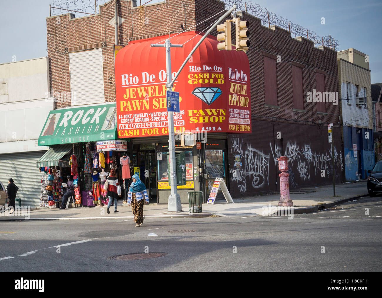 Le aziende nella città quartiere di linea sul confine Brooklyn-Queens in New York il Mercoledì, 2 novembre 2016. Il piccolo quartiere è diventato un enclave di immigrati del Bangladesh. (© Richard B. Levine) Foto Stock