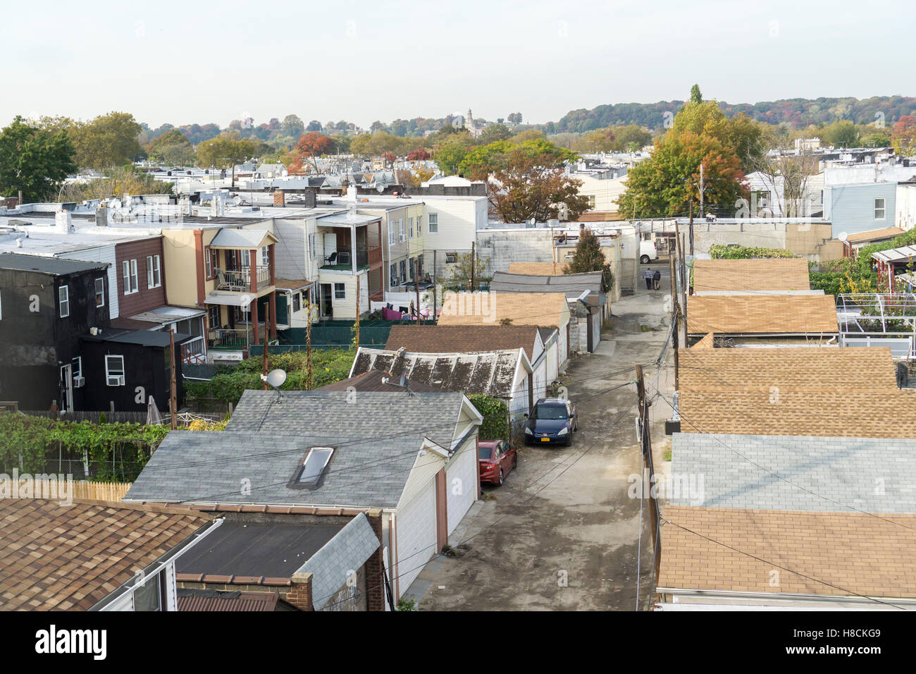 Case in città quartiere di linea sul confine Brooklyn-Queens in New York il Mercoledì, 2 novembre 2016. Il piccolo quartiere è diventato un enclave di immigrati del Bangladesh. (© Richard B. Levine) Foto Stock