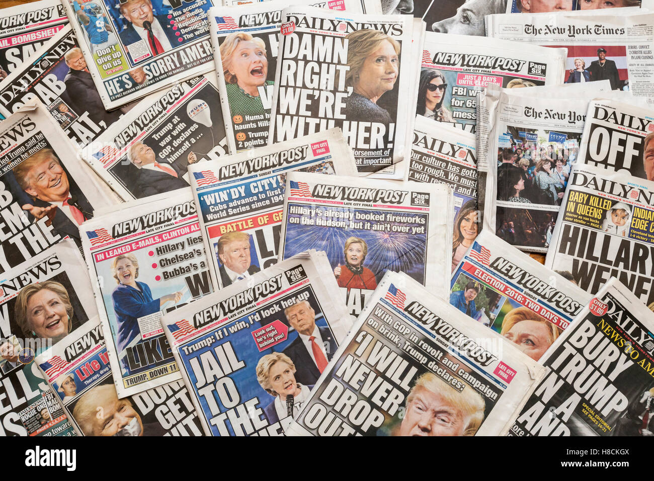 In primo piano della New York quotidiani per diverse settimane di relazione sull'Hillary Clinton e Donald Trump campagne presidenziali, visto lunedì 7 novembre 2016. Domani è il giorno delle elezioni. (© Richard B. Levine) Foto Stock