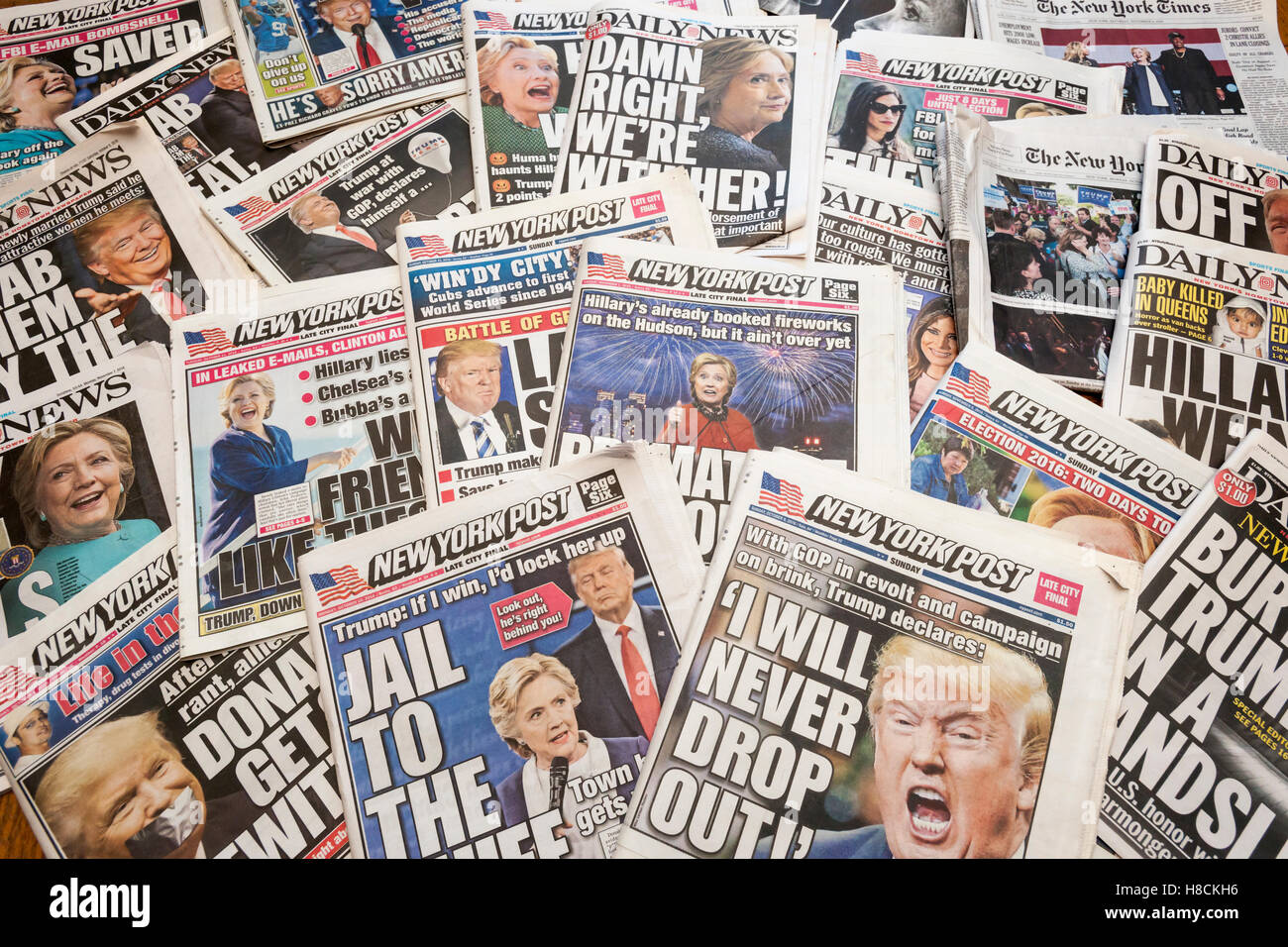 In primo piano della New York quotidiani per diverse settimane di relazione sull'Hillary Clinton e Donald Trump campagne presidenziali, visto lunedì 7 novembre 2016. Domani è il giorno delle elezioni. (© Richard B. Levine) Foto Stock