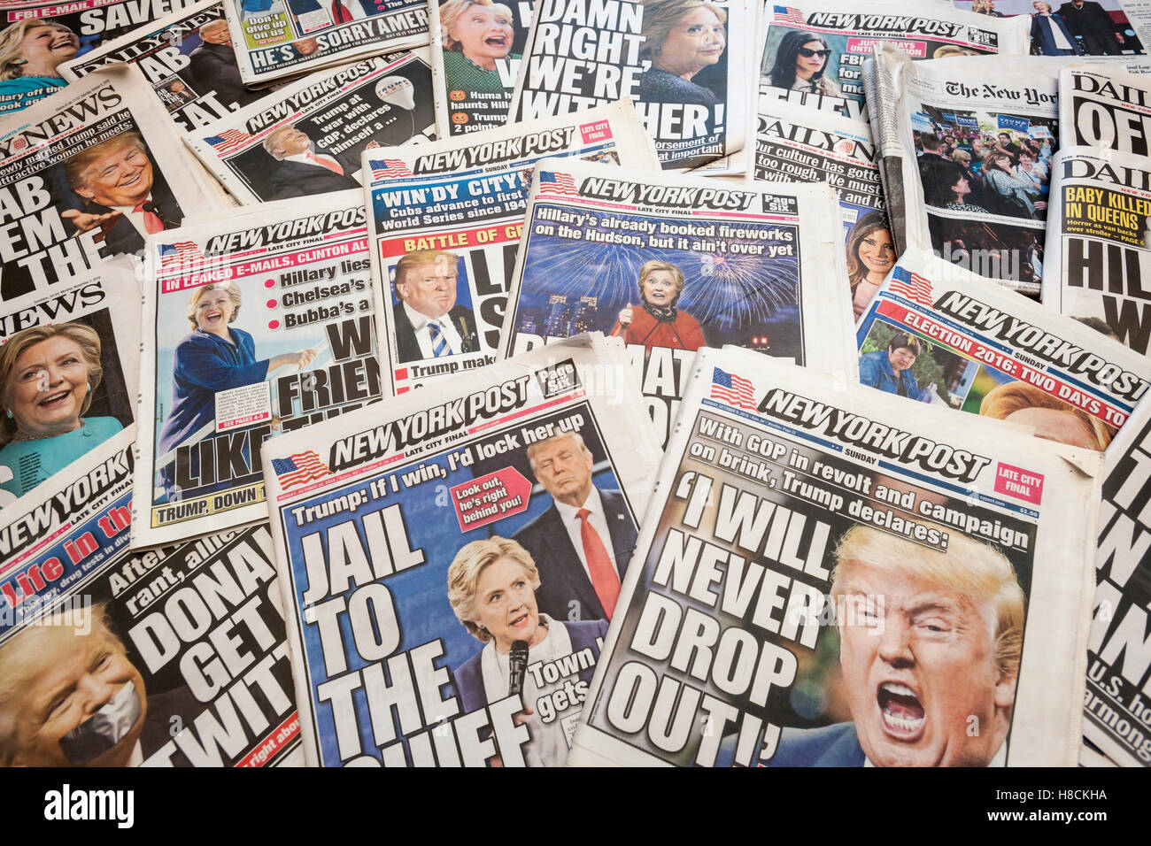 In primo piano della New York quotidiani per diverse settimane di relazione sull'Hillary Clinton e Donald Trump campagne presidenziali, visto lunedì 7 novembre 2016. Domani è il giorno delle elezioni. (© Richard B. Levine) Foto Stock