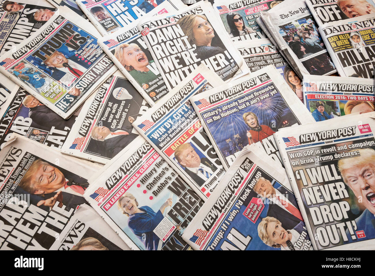 In primo piano della New York quotidiani per diverse settimane di relazione sull'Hillary Clinton e Donald Trump campagne presidenziali, visto lunedì 7 novembre 2016. Domani è il giorno delle elezioni. (© Richard B. Levine) Foto Stock