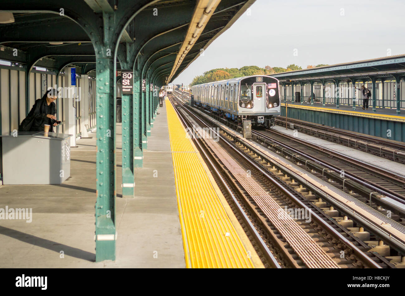 Un treno di prova costituito da nuovo R179 vagoni della metropolitana corre lungo la porzione sollevata della linea 'A' nel Queens a New York il Mercoledì, 2 novembre 2016. Prodotto da Bombardier, parzialmente in upstate Plattsburgh, New York, le vetture dovranno sostituire le comparativamente antica R32 vetture dal 1964 su A, C, M, J, e linee Z. ( © Richard B. Levine) Foto Stock