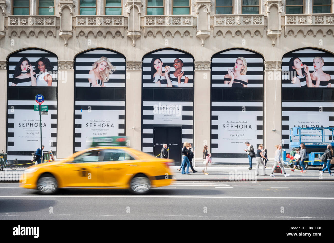 Un futuro Sephora store, programmata per aprire nel 2017, sulla Fifth Avenue a New York il giovedì, 3 novembre 2016. I padroni di casa sulla Quinta Avenue, a premiere shopping street, sono segnalati per essere in possesso di un numero record di vetrine vuote. Disponibilità su avenue ha saltato un 15,9% tasso di posto vacante da soltanto un 10 percento tasso al tempo stesso lo scorso anno. ( © Richard B. Levine) Foto Stock