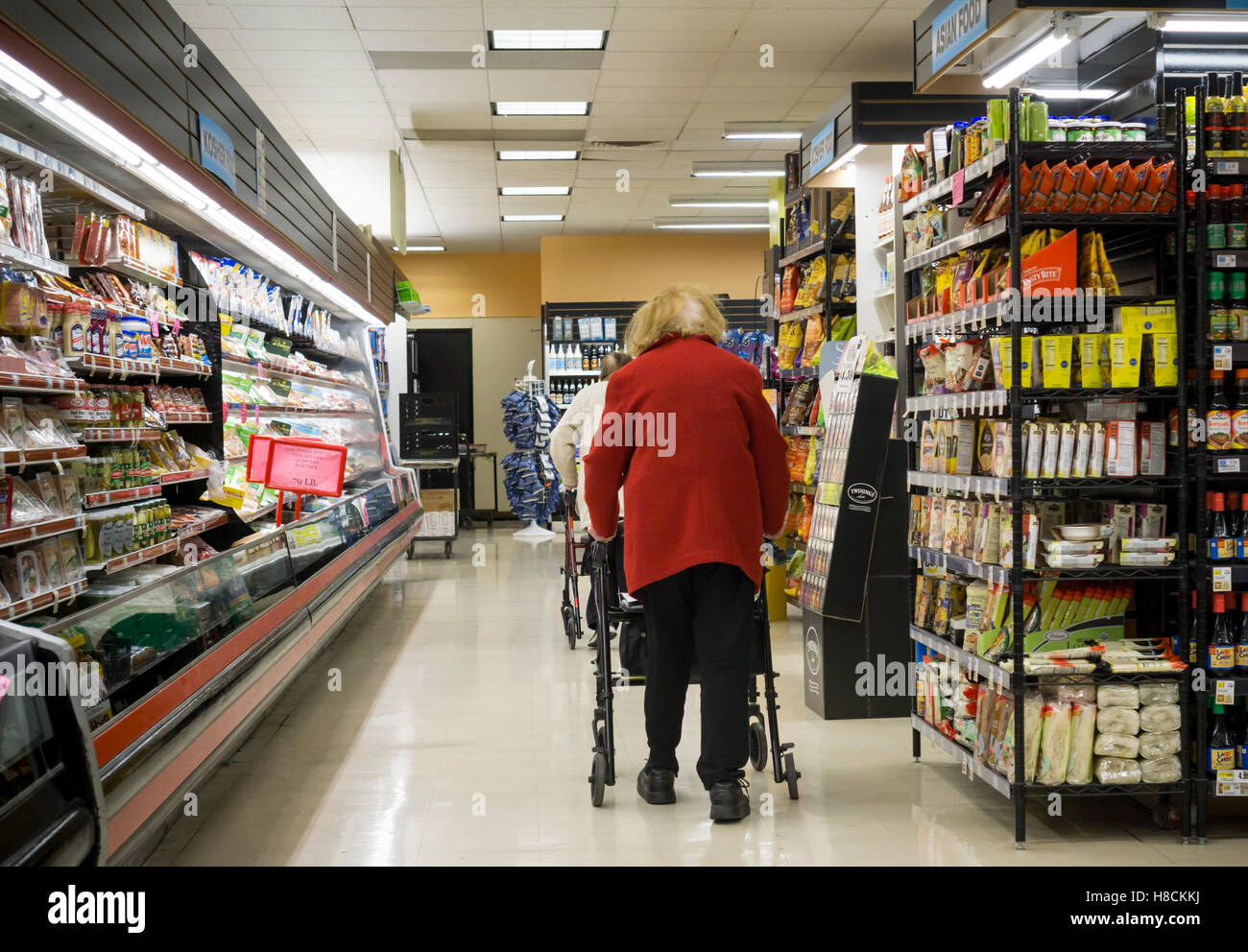 I cittadini anziani nei corridoi di un supermercato a New York il Mercoledì, 2 novembre 2016. (© Richard B. Levine) Foto Stock