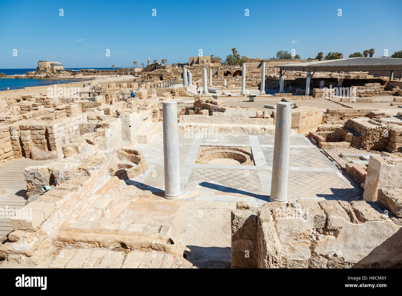 Cesarea, Israele - 2 Aprile 2016: ben conservati i resti di antichi bagno bizantina e case con colonne a Cesarea Maritima Foto Stock