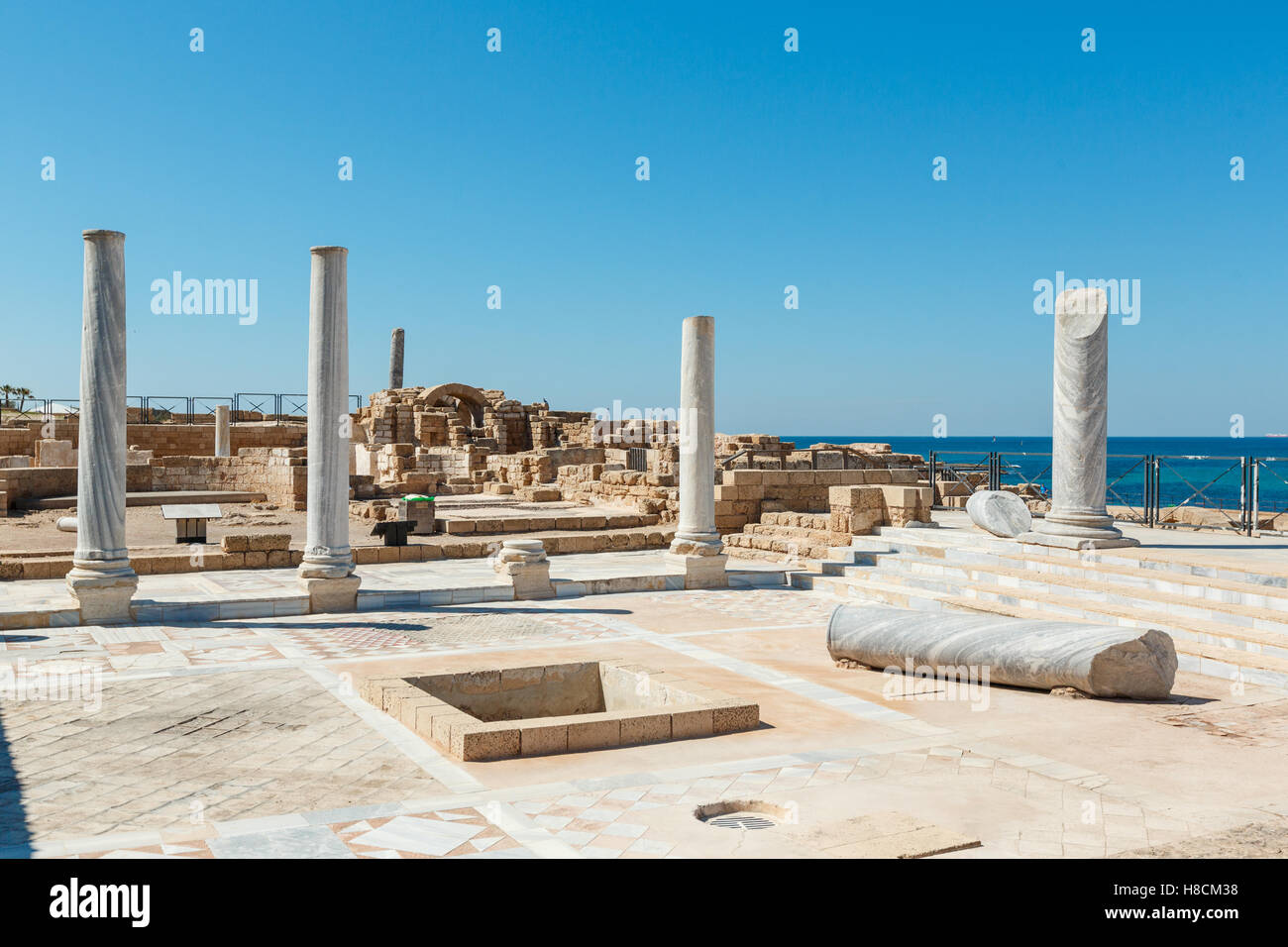 Cesarea, Israele - 2 Aprile 2016: ben conservati i resti di antica architettura bizantina con colonne, piastrelle e mosaici in C Foto Stock