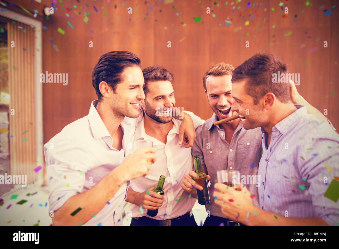 Immagine composita di un gruppo di giovani uomini avente le bevande Foto Stock