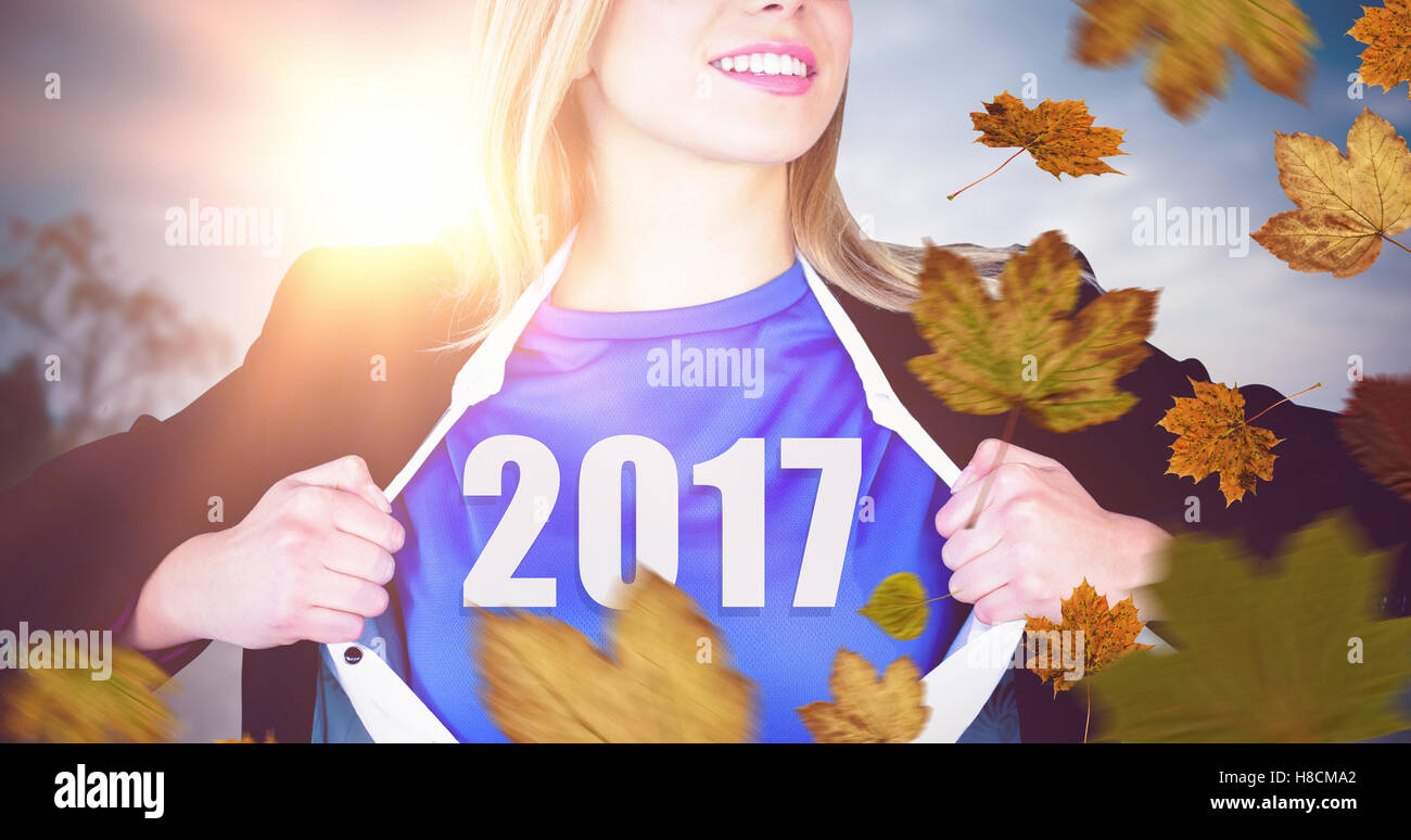 Immagine composita di imprenditrice apertura shirt in stile supereroe Foto Stock