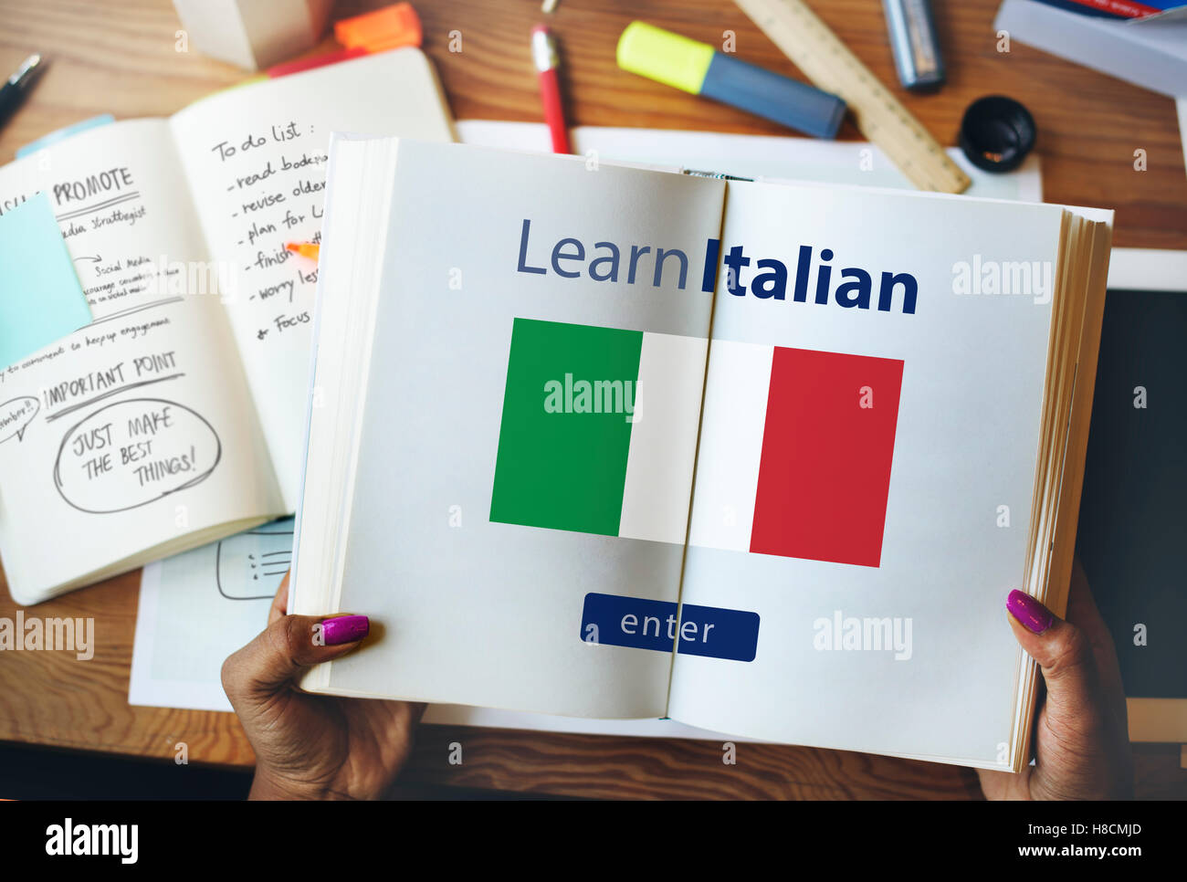Imparare la lingua italiana Online il concetto di istruzione Foto Stock