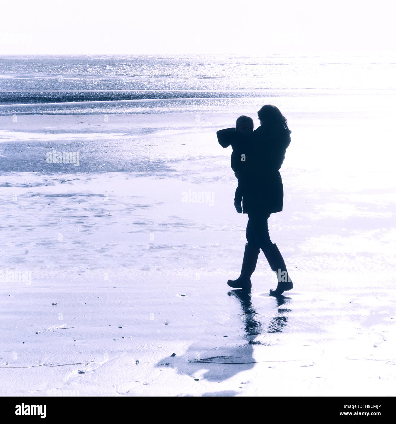 Immagine quadrata di un genitore di famiglia da soli un lungomare vuoto, lotti di stanza in background per il testo di una poesia o un messaggio . Foto Stock