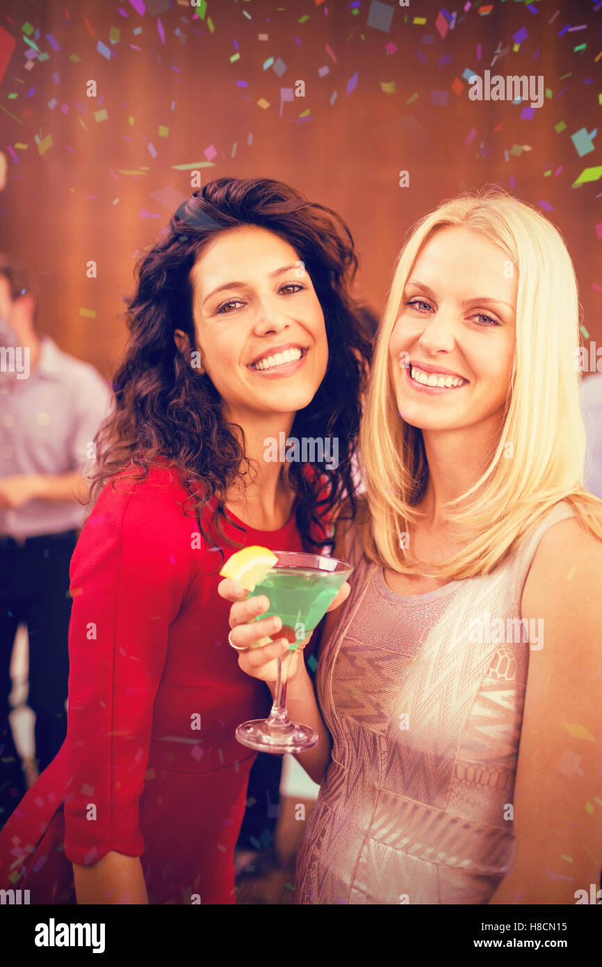 Immagine composita del ritratto di belle donne avente le bevande Foto Stock