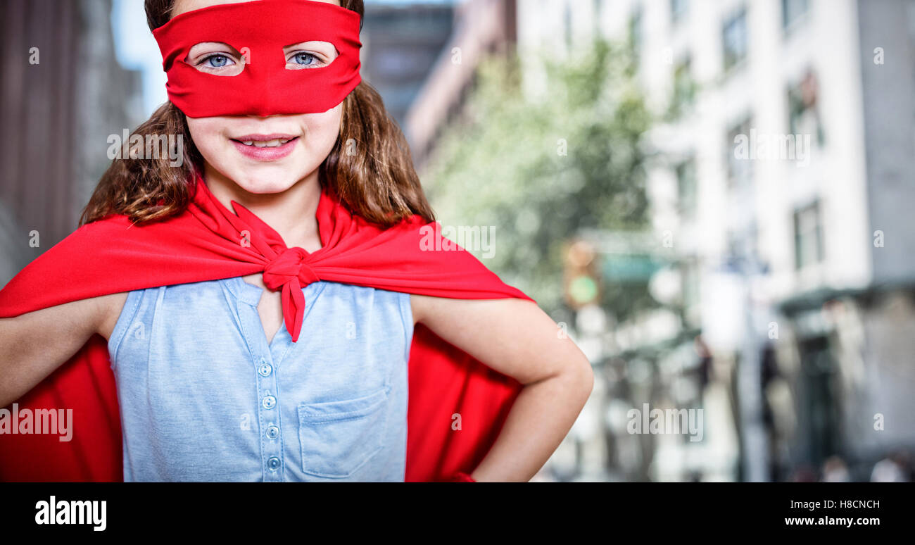 Immagine composita della bambina fingendo di essere un supereroe Foto Stock