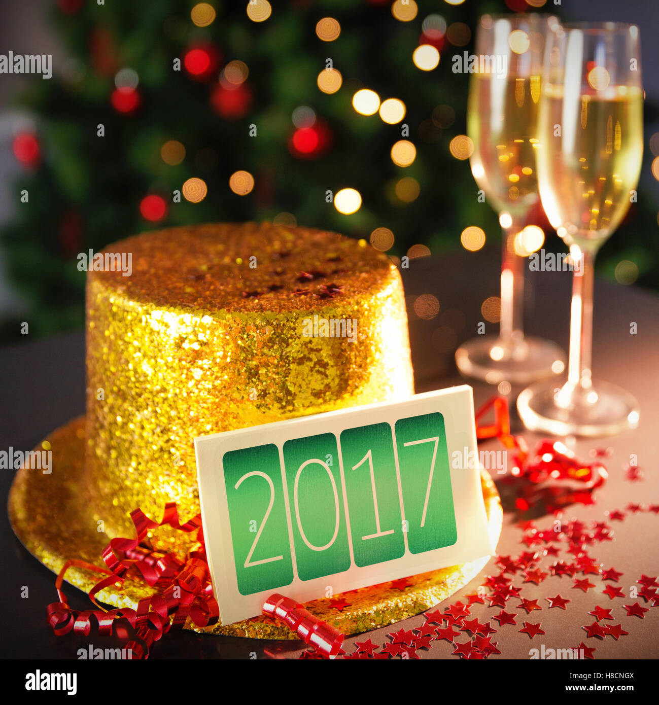 Felice anno nuovo carta appoggiata su oro party hat Foto Stock