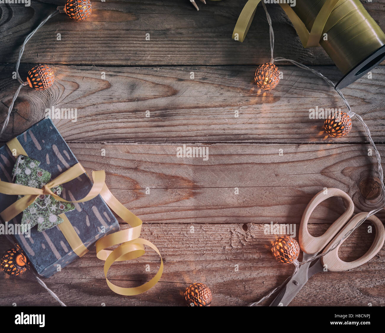 Immagine della confezione regalo mockup in scena con la stringa luci ninnolo Foto Stock