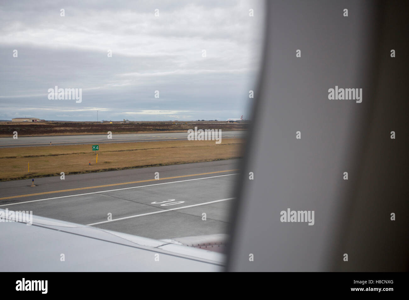Vista da una finestra di aeromobili a terra e cielo al di fuori della scena come si decolla da Keflavik aeroporto in Islanda. Foto Stock