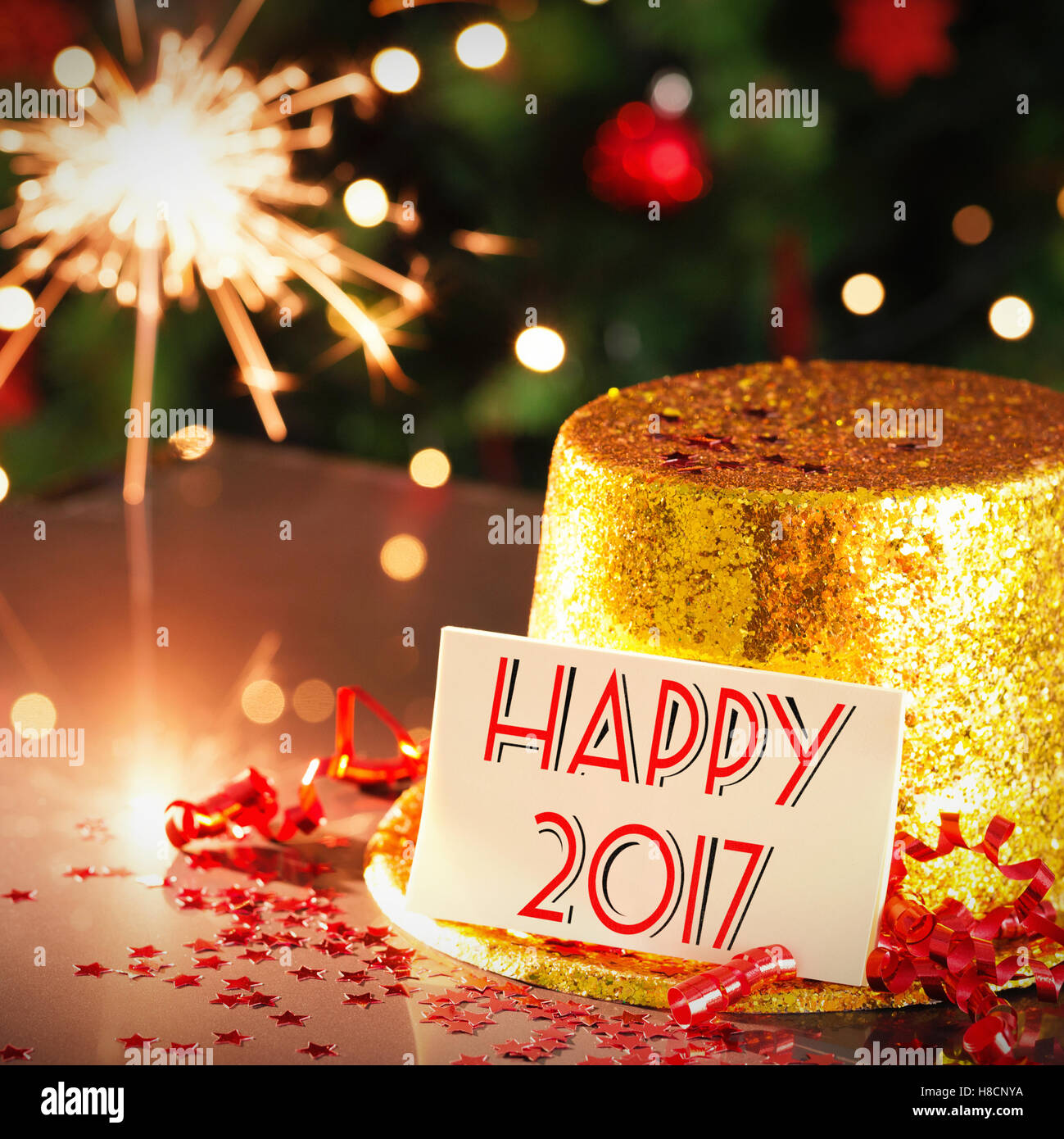 Felice anno nuovo carta appoggiata su oro party hat Foto Stock