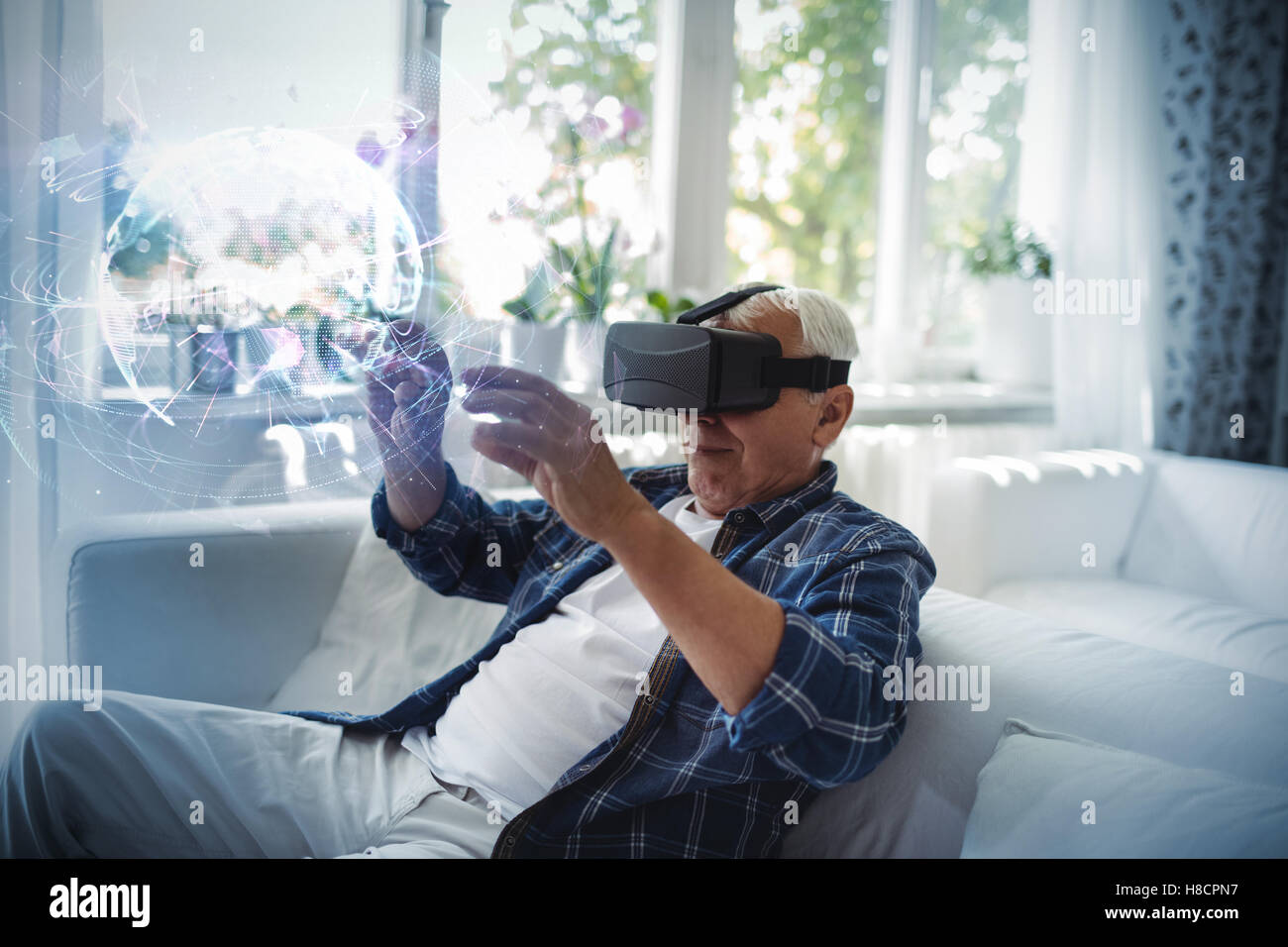 Immagine composita della global technology background in viola Foto Stock