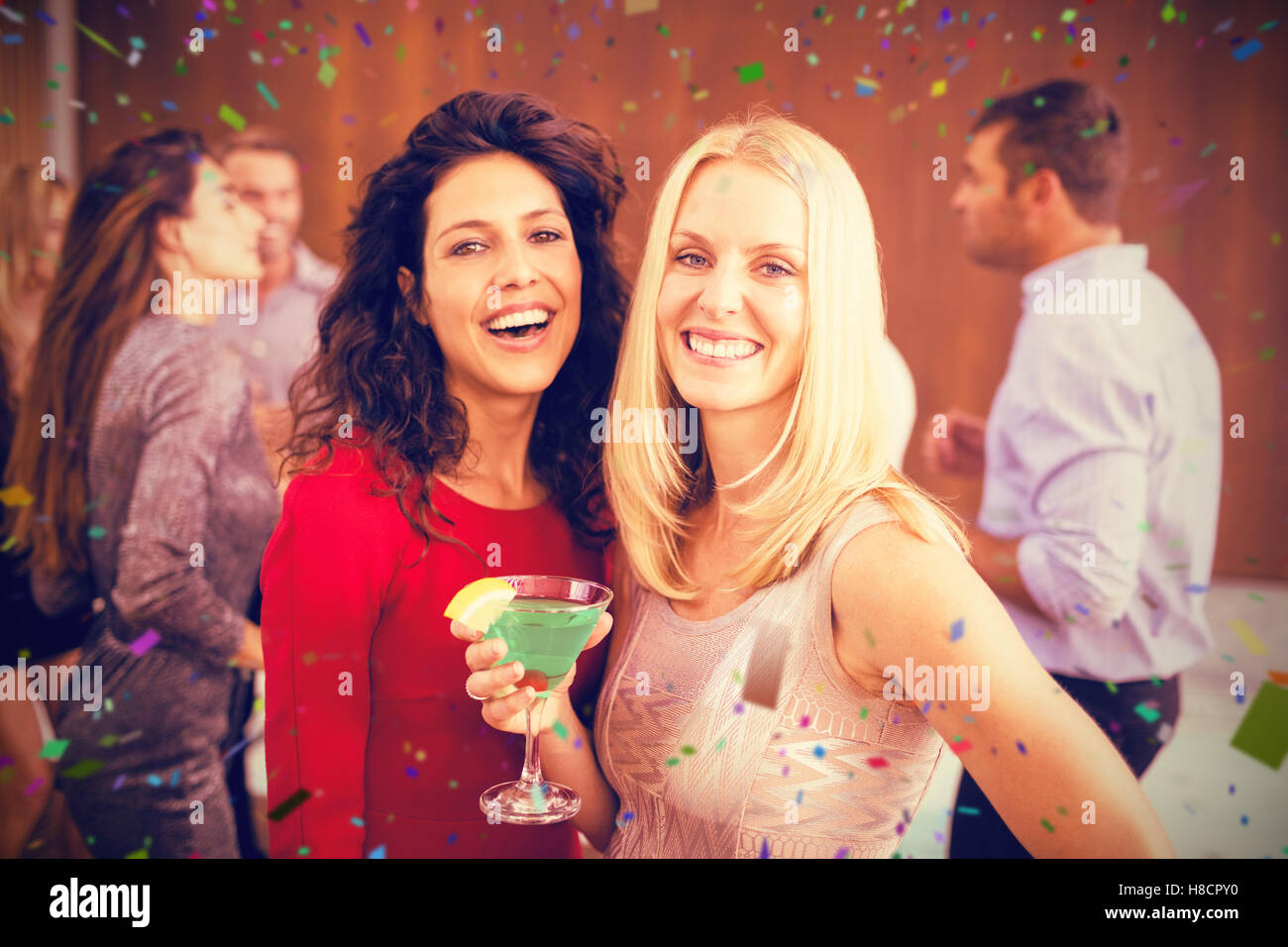 Immagine composita del ritratto di belle donne avente le bevande Foto Stock