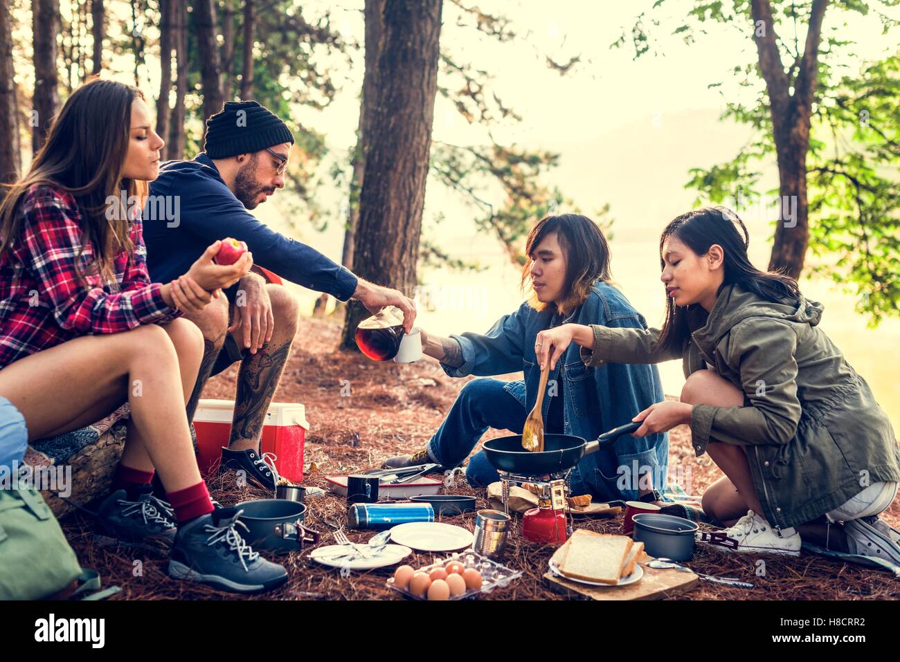 Gli amici Camping a mangiare cibo Concept Foto Stock