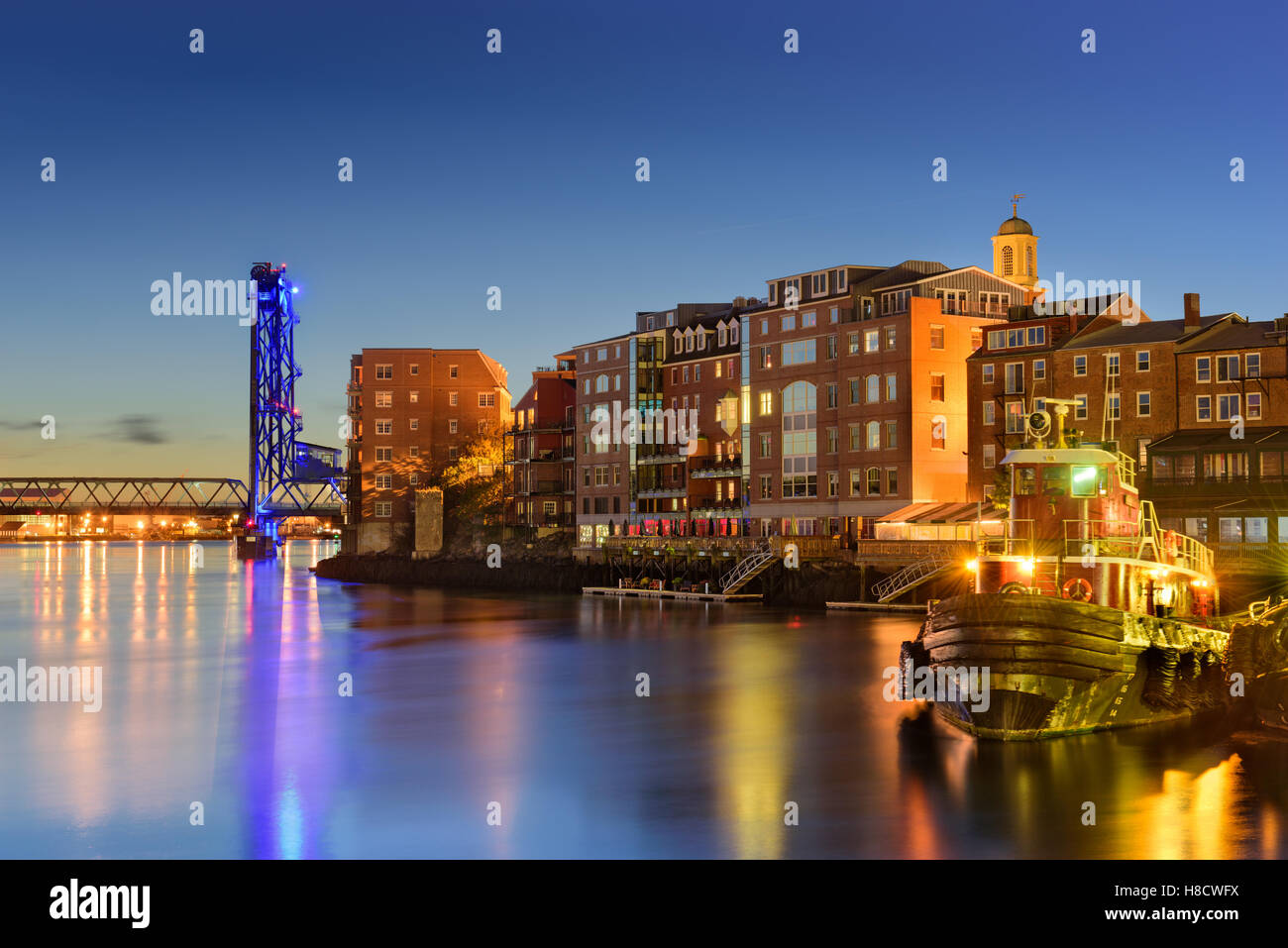 Portsmouth, New Hampshire, Stati Uniti d'America lo skyline della città sul fiume Piscataqua. Foto Stock