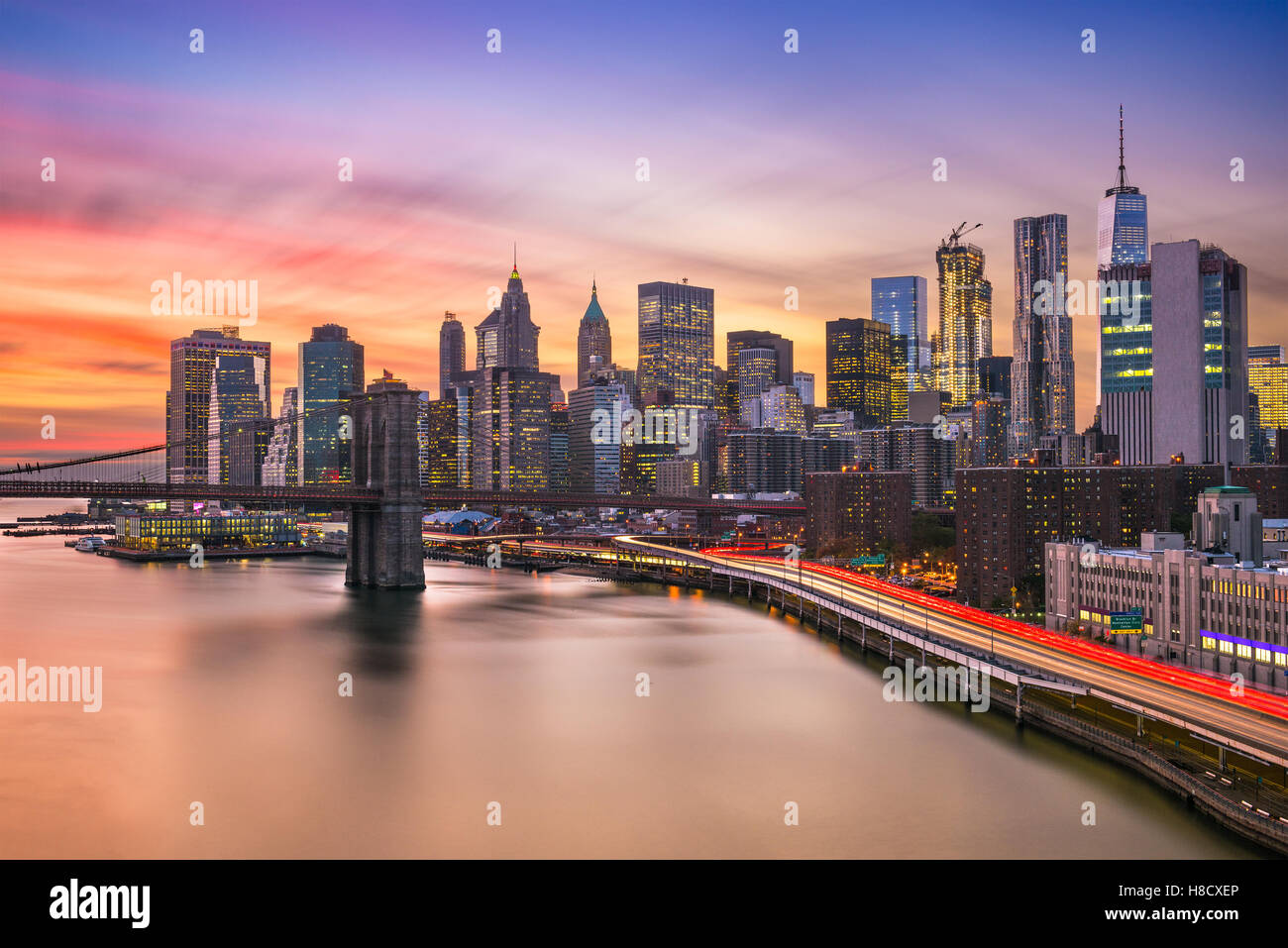 New York City financial district skyline al tramonto sull'East River. Foto Stock