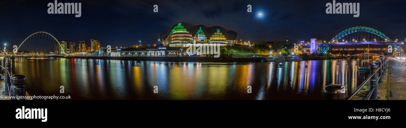 Millennium Bridge a Gateshead Tyne Bridge Newcastle Foto Stock