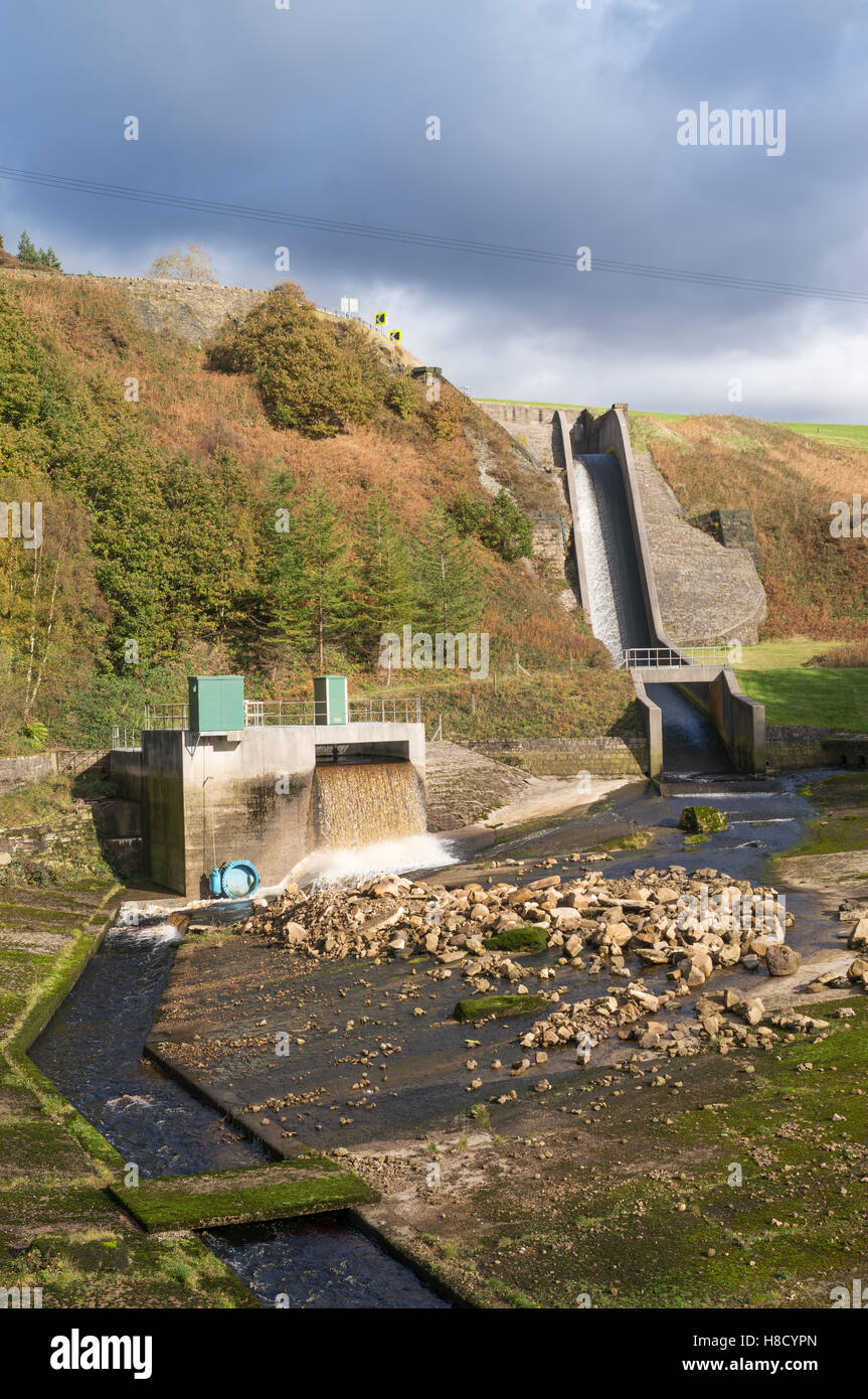 Sfioratori e Etherow piscina tra il Woodhead e Torside serbatoi, Crowden, Derbyshire, England, Regno Unito Foto Stock