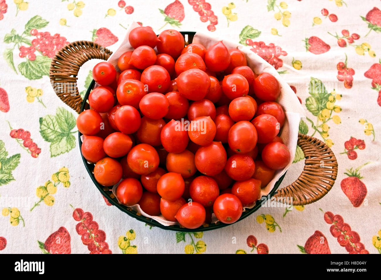"Pomodori Pachino' in un cestello, piccolo rosso ciliegia pomodori dal Sud dell'Italia, Europa Foto Stock