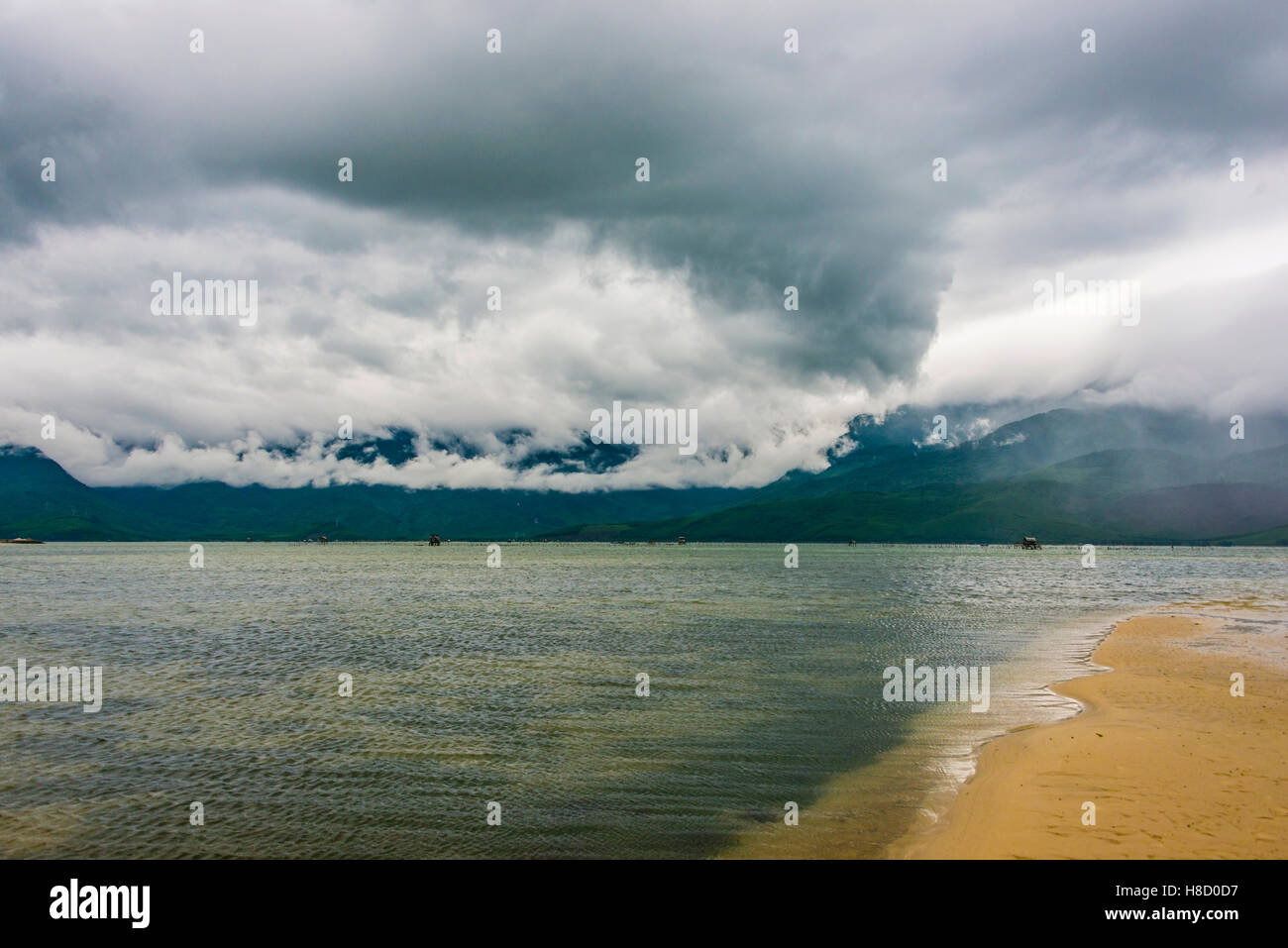 Spiaggia di sabbia con drammatica nuvole temporalesche di Hué, Thua Thien Huê, Vietnam Foto Stock