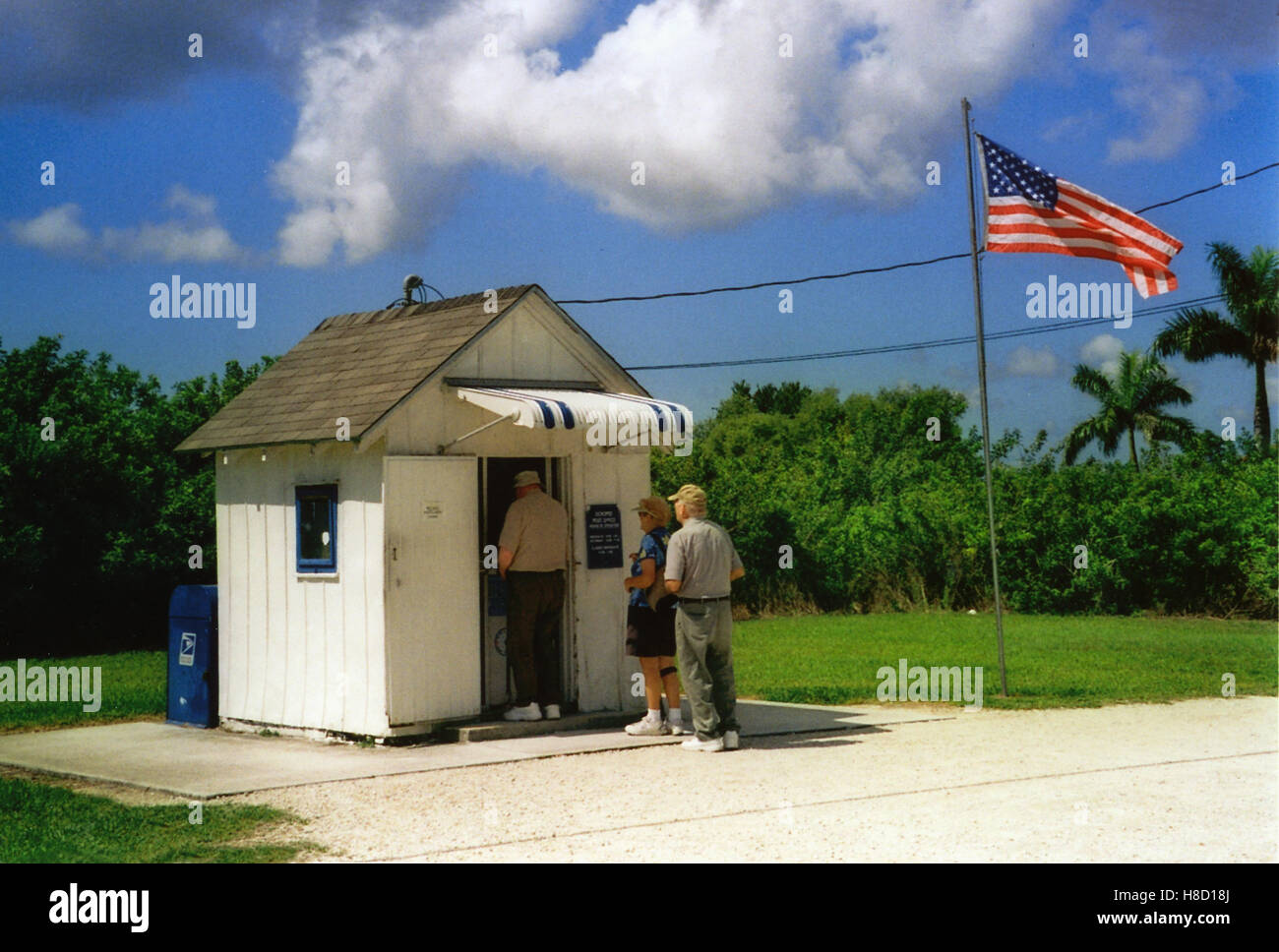 Ochopee Post Office in Florida, Stati Uniti d'America ist das kleinste Postamt der Vereinigten Staaten von Amerika, Adresse: US Hwy 41, Ochopee, FL, Chiave: mail, business office, Post Postamt, Amerikanische Flagge, Florida, Warten, Warteschlange Foto Stock