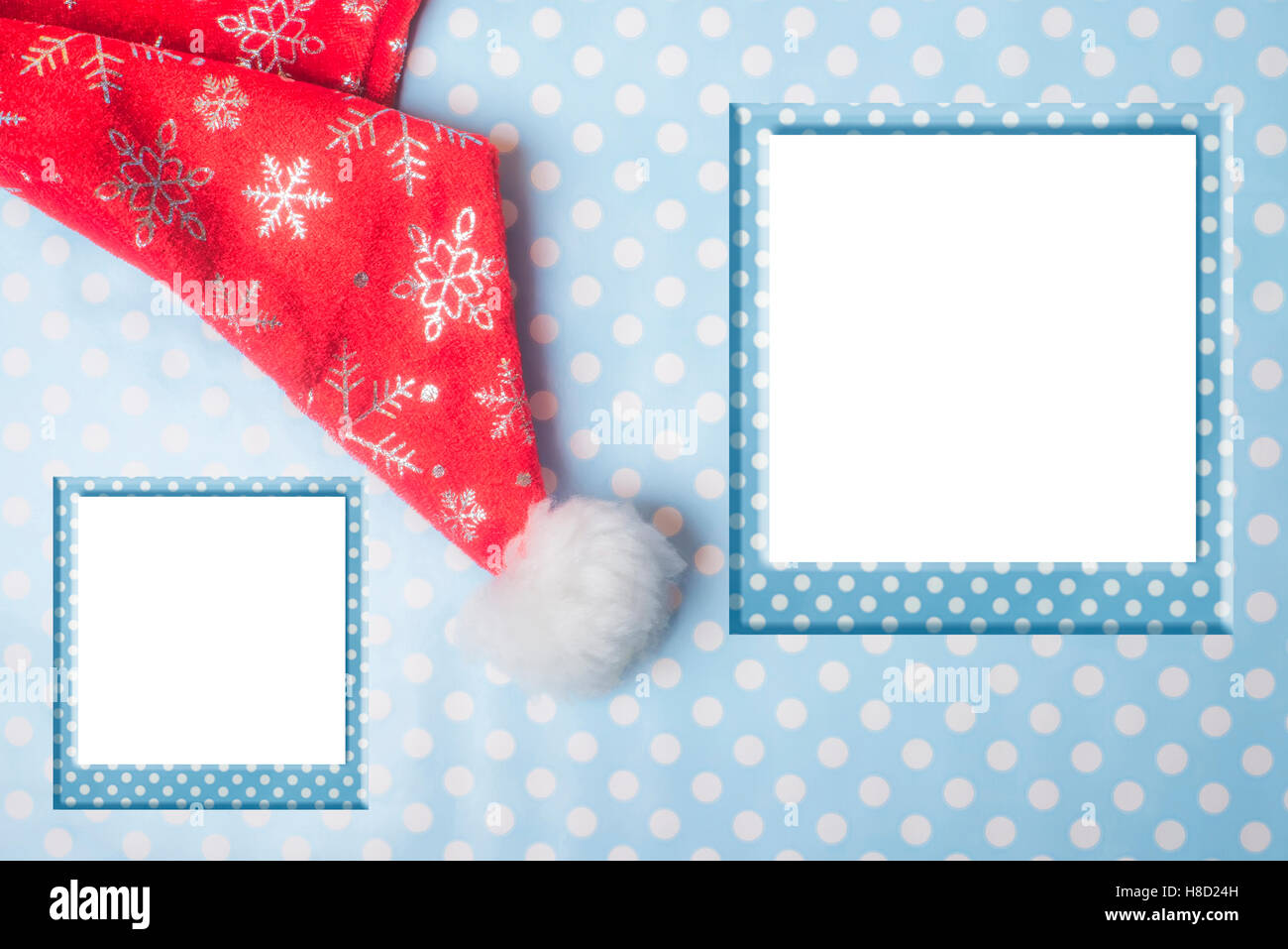 Photo Frame di Natale biglietto di auguri, Santa hat sul polka dot paperand due cornici vuote Foto Stock