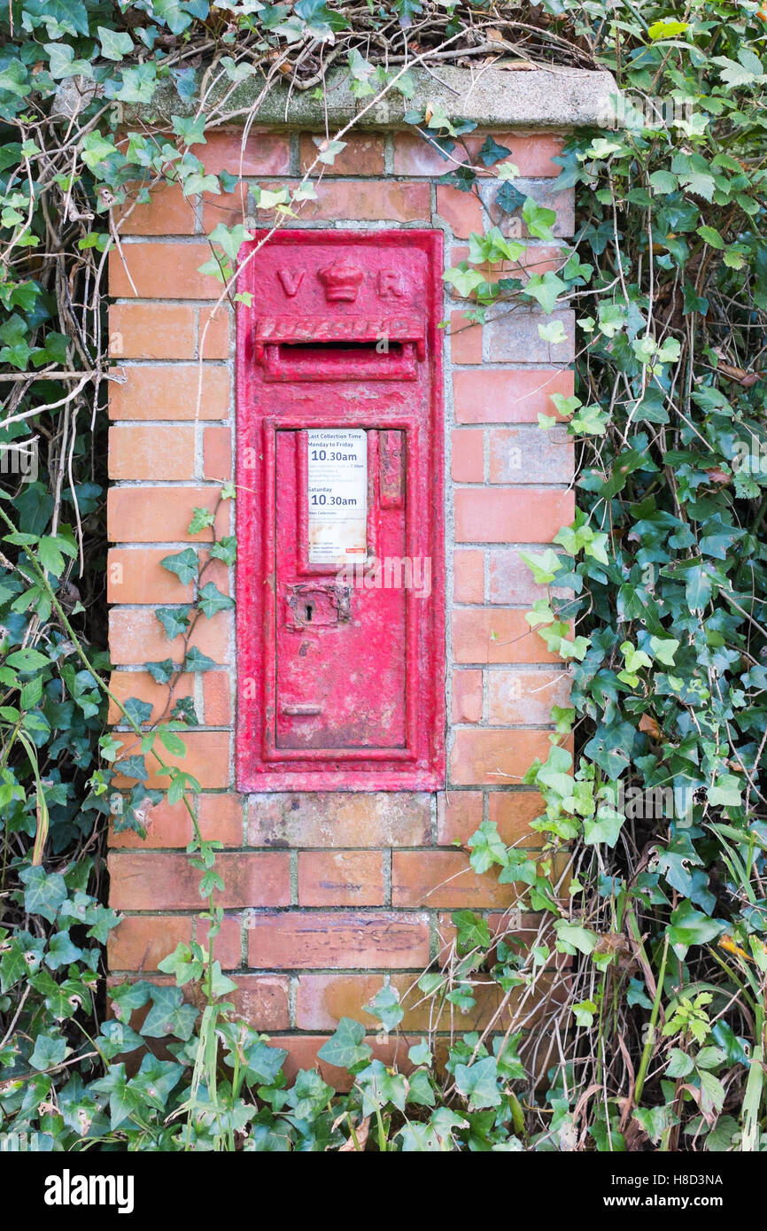 Old Royal Mail post box montato nella parete di mattoni Foto Stock
