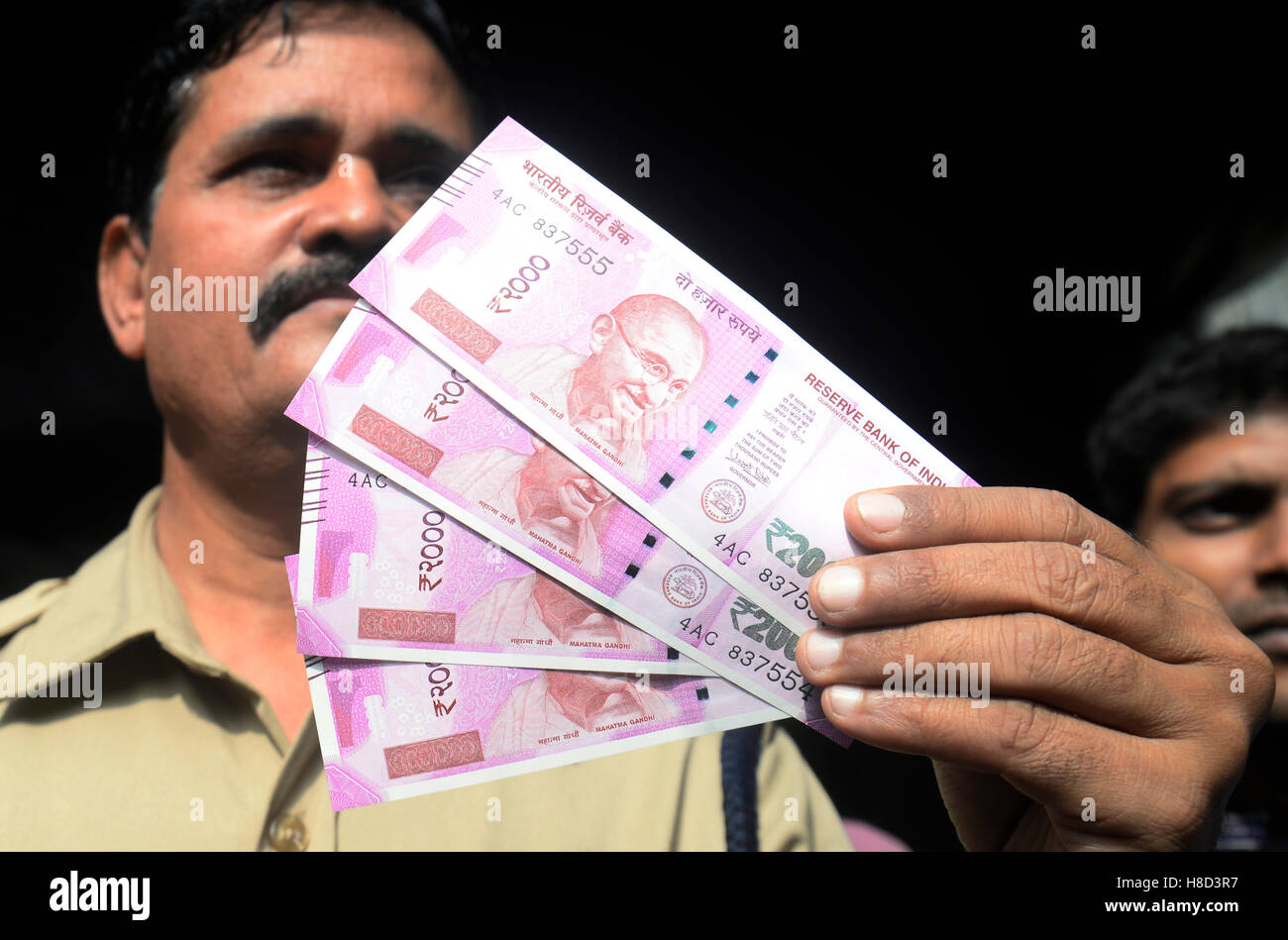 Kolkata, India. Decimo Nov, 2016. Un personale di sicurezza visualizza nuovo 2000 rupia indiana banconote dopo il loro ritiro dalla United Bank of India (UBI) ramo in Kolkata. Persone di tutta la nazione in coda al di fuori delle banche dalle prime ore del mattino di giovedì per avere la nuova moneta note scambio di Rs.500 e Rs.1000 note che sono ritirare dal governo dell'Unione. Credito: Saikat Paolo/Pacific Press/Alamy Live News Foto Stock