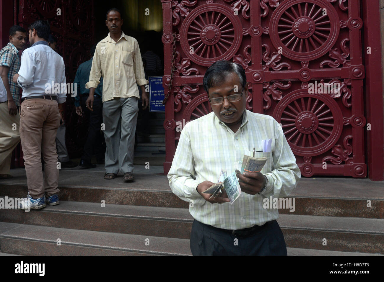 Kolkata, India. Decimo Nov, 2016. Conteggio persone scambiate banconote mentre esce dal R.B.I. responsabile regionale trimestri. Persone di tutta la nazione in coda al di fuori delle banche dalle prime ore del mattino di giovedì per avere la nuova moneta note scambio di Rs.500 e Rs.1000 note che sono ritirare dal governo dell'Unione. Credito: Saikat Paolo/Pacific Press/Alamy Live News Foto Stock