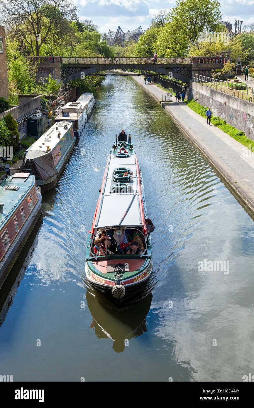 Gita in barca. Il turista in un viaggio narrowboat sul Regent's Canal, London, England, Regno Unito Foto Stock